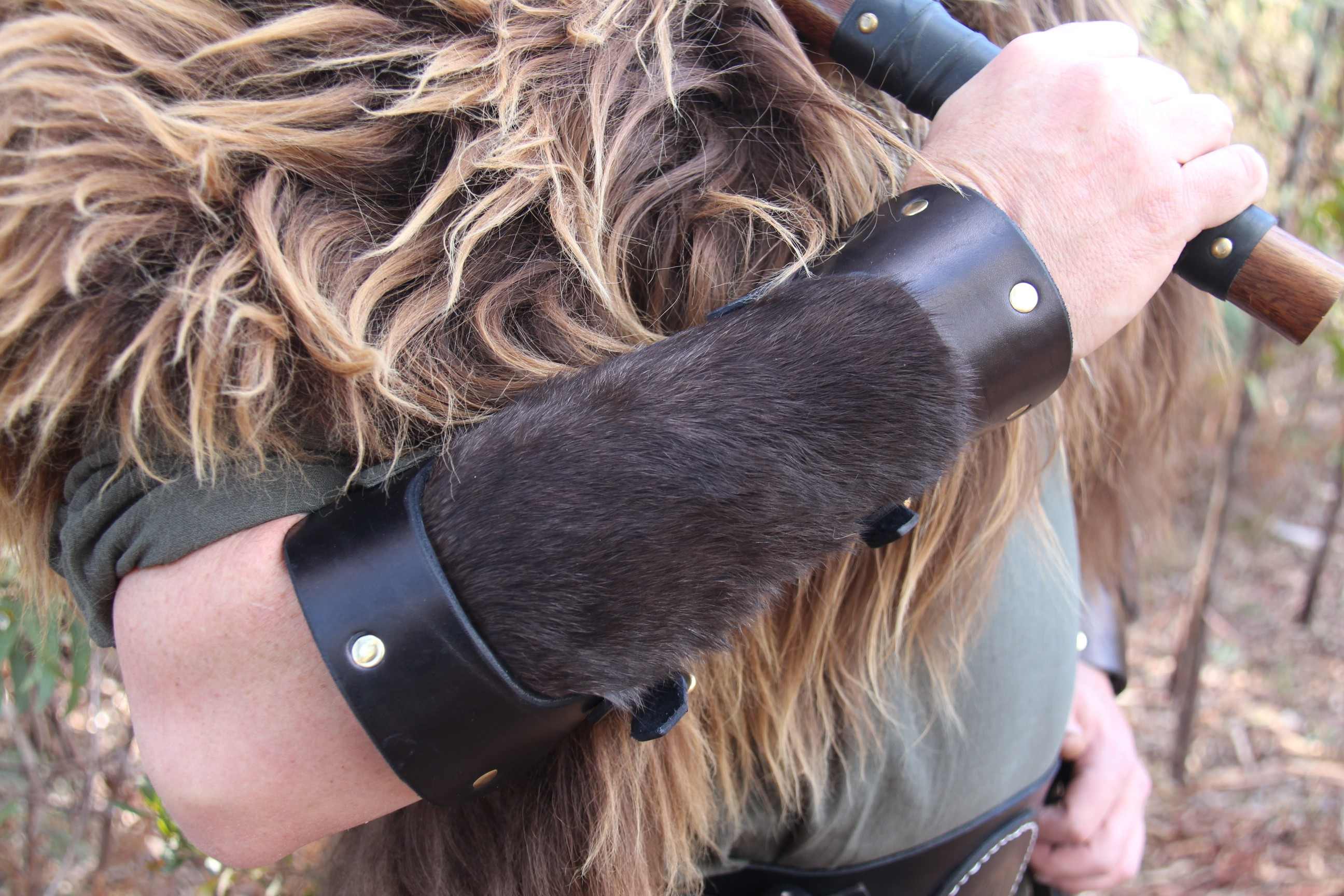 Kaninarmr Vambraces - Side View